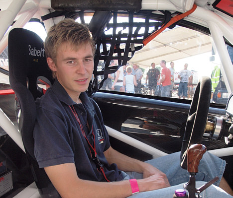 Morten Jespersen nyder sin nye ”arbejdsplads” bag rattet i Peugeot 207’eren.